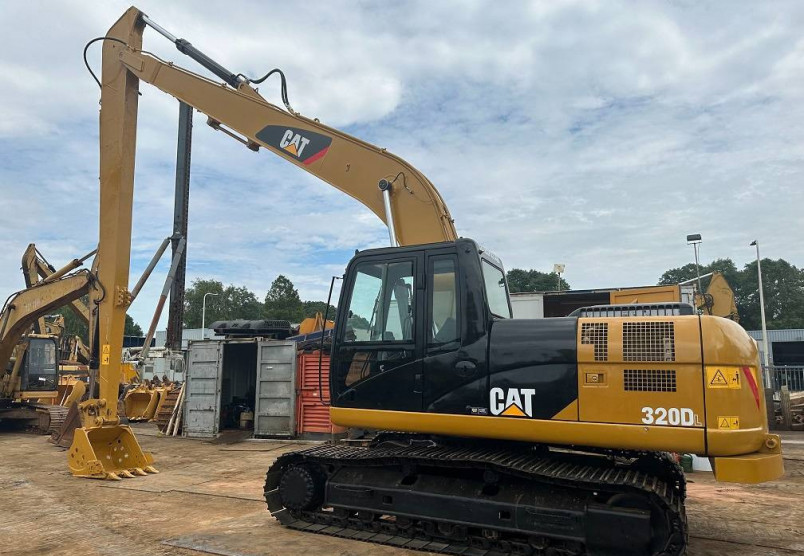 Аренда гусеничного экскаватора CAT 320 DL с длинной стрелой в Санкт-Петербурге и Ленинградской области