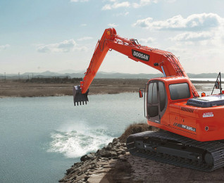 Гусеничный экскаватор Doosan DX225 с длинной стрелой