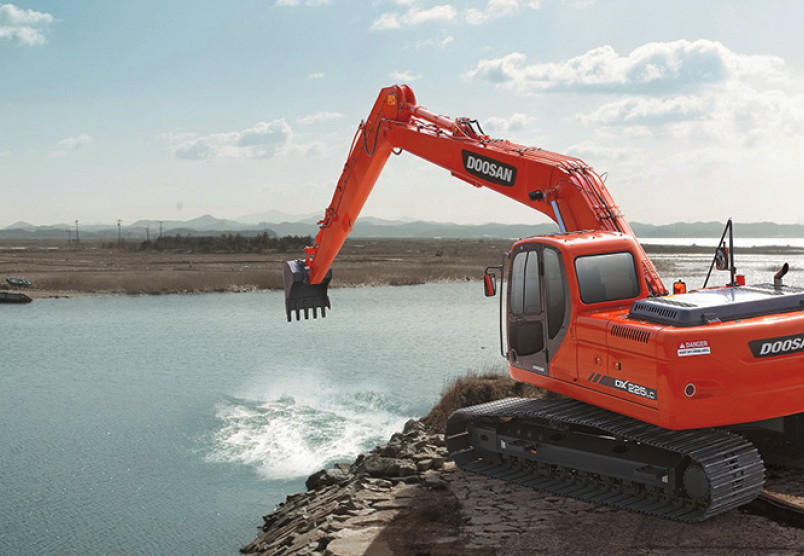 Аренда гусеничного экскаватора Doosan DX225 с длинной стрелой в Санкт-Петербурге и Ленинградской области