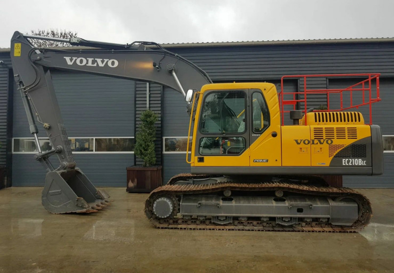 Аренда гусеничного экскаватора Volvo EC260 в Санкт-Петербурге и Ленинградской области
