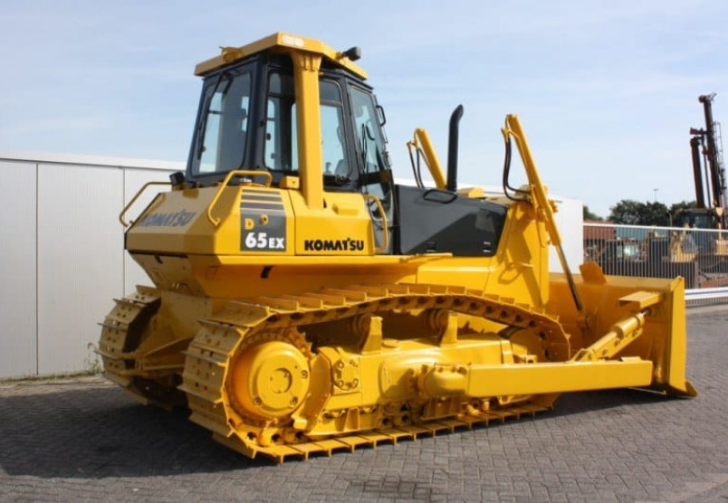Аренда бульдозера Komatsu D65EX для планировки и разработки грунта в Санкт-Петербурге и Ленинградской области