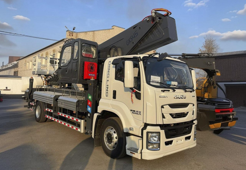 Аренда автовышки Isuzu GIGA 45 м в Санкт-Петербурге и Ленинградской области