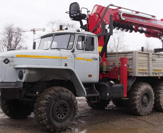Ямобур Урал 4320 с буровой установкой Hotomi LS2656